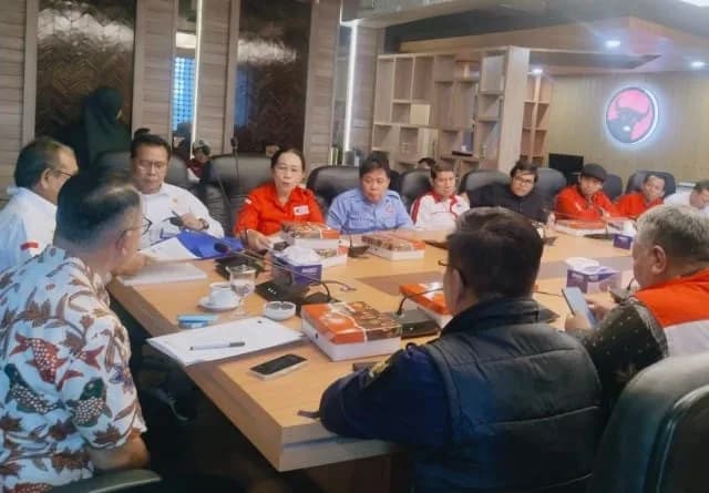 Koalisi Besar Perjuangan Buruh Indonesia saat diterima Fraksi di DPR RI. (Foto: Istimewa).
