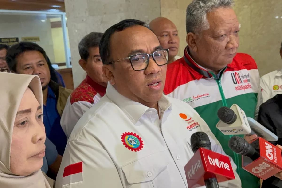 Presiden Konfederasi Serikat Pekerja Seluruh Indonesia (KSPSI) Andi Gani Nena Wea saat ditemui di Gedung DPR, Senayan, Jakarta, Senin (24/8/2026). (KOMPAS.com/ADHYASTA DIRGANTARA)