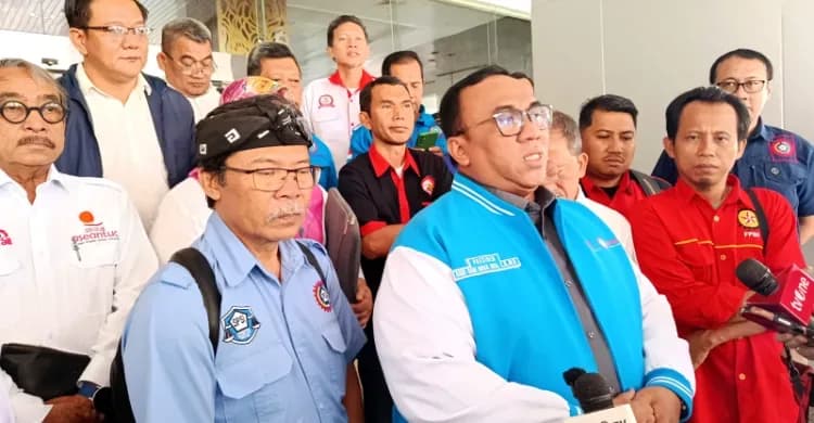Presiden KSPSI Andi Gani Nena Wea memberikan keterangan kepada wartawan usai bertemu Menteri Ketenagakerjaan Yassierli di Jakarta, Rabu (2/9/2026). Foto: KPJ/RM.ID