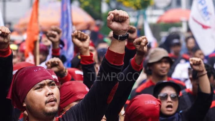 Buruh yang tergabung dalam Konfederasi Serikat Pekerja Indonesia (KSPI), Partai Buruh, Federasi Serikat Pekerja Metal Indonesia (FSPMI), hingga Serikat Pekerja Nasional (SPN), menggelar aksi unjuk rasa di depan kantor Kementerian Ketenagakerjaan (Kemnaker), Jakarta, 7 Mei 2026. Dalam aksinya mereka menolak Peraturan Menteri Ketenagakerjaan (Permenaker) Nomor 7 Tahun 2026 yang mengatur tentang pekerja alih daya atau outsourcing. Tempo/Martin Yogi Pardamean