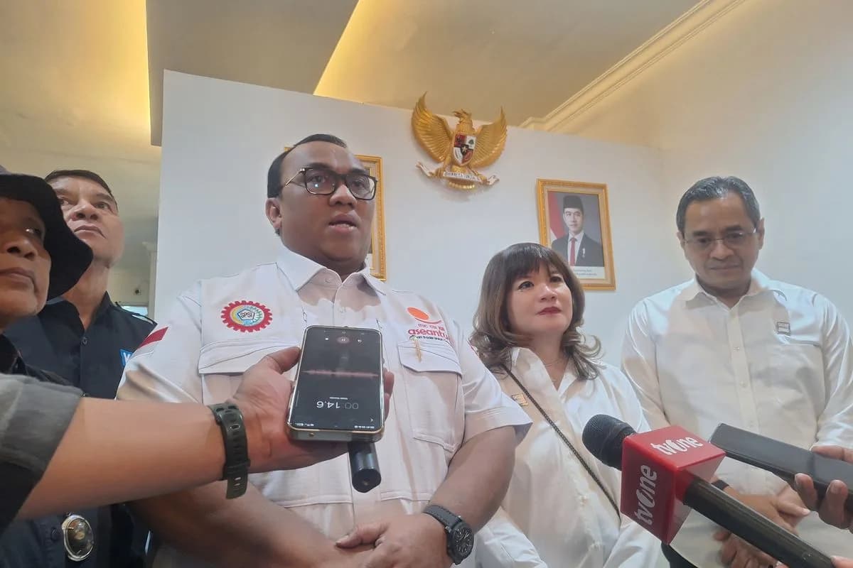 Presiden Konfederasi Serikat Pekerja Seluruh Indonesia (KSPSI) Andi Gani Nena Wea bersamaKetua APINDO Shinta Widjaja dalam konfersi pers di Sekertariat Bersama KBPBI di kawasan Tebet, Jakarta Selatan, Rabu (12/8/2026) malam. (KOMPAS.com/ SHINTA DWI AYU)
